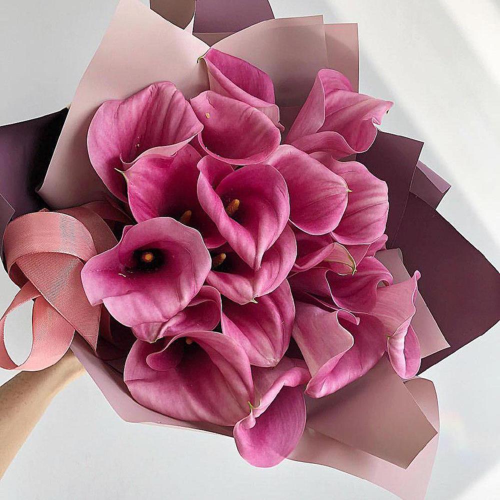 Букет из 19 розовых калл