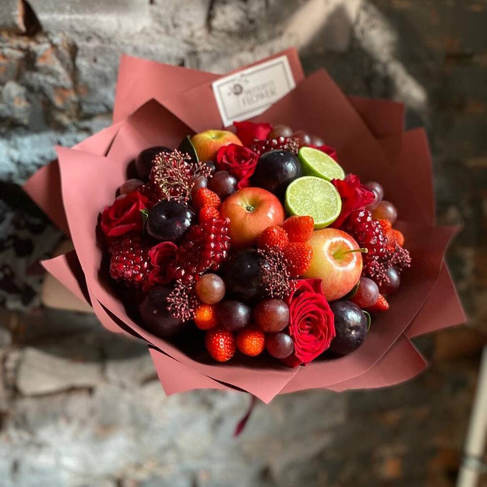Букет из яблок, слив, винограда, клубники и слив 