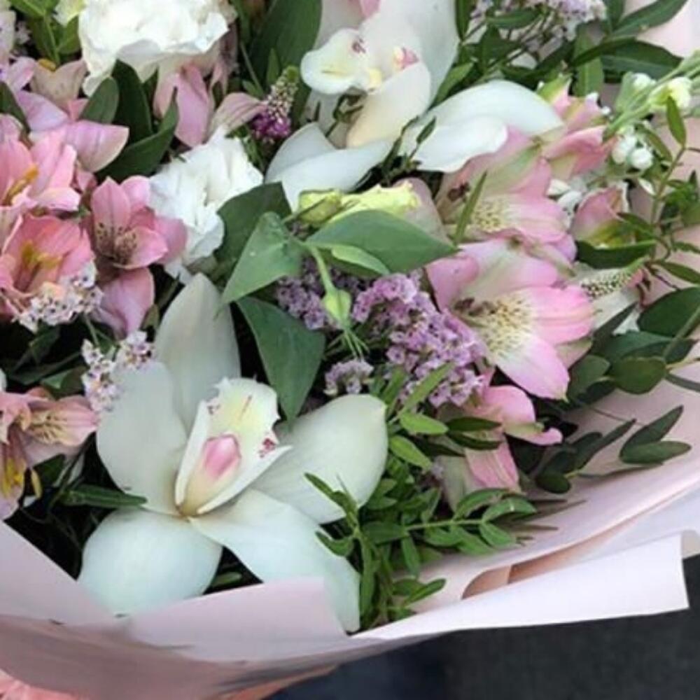 Букет с альстромерией