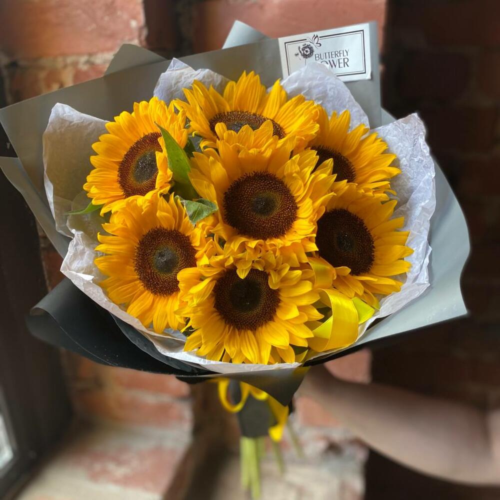 Букет из 7 подсолнухов в стильной упаковке 