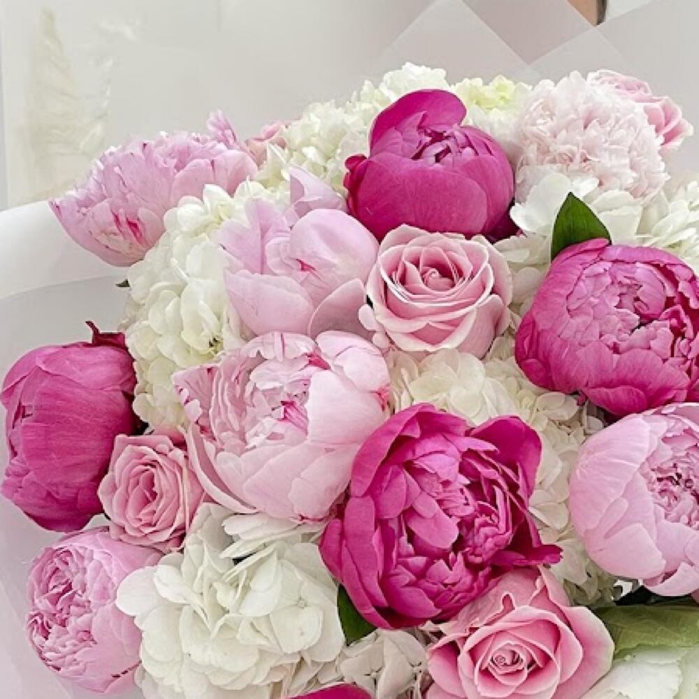 Букет из пионов, гортензии и розовых роз