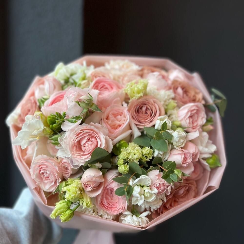 Букет с сортовыми розами,маттиолой и фрезией «Пломбир»