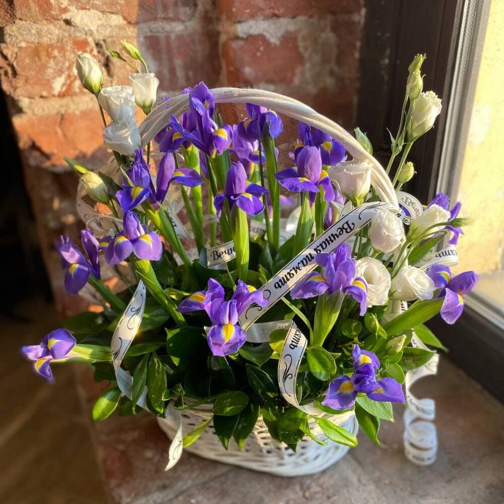 Траурная корзина с ирисами и эустомой 