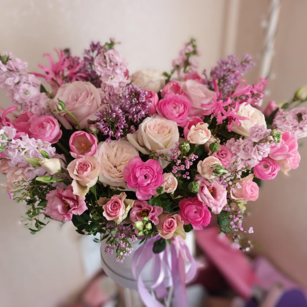 Цветы в коробке с пион розами,сиренью,ранункулюсами,эустомой,тюльпанами,матиолой,пионовидными кустовыми розами