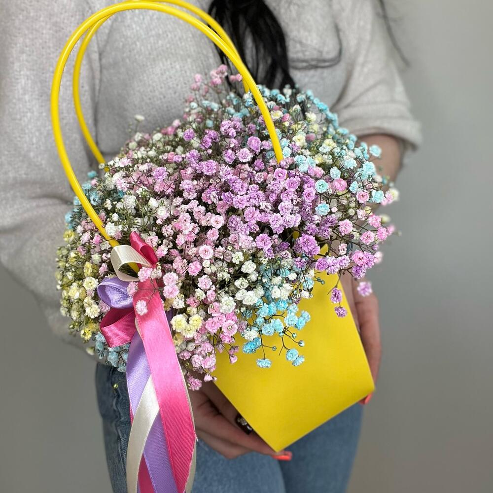 Яркая сумочка с радужной гипсофилой Яркая сумочка с радужной гипсофилой