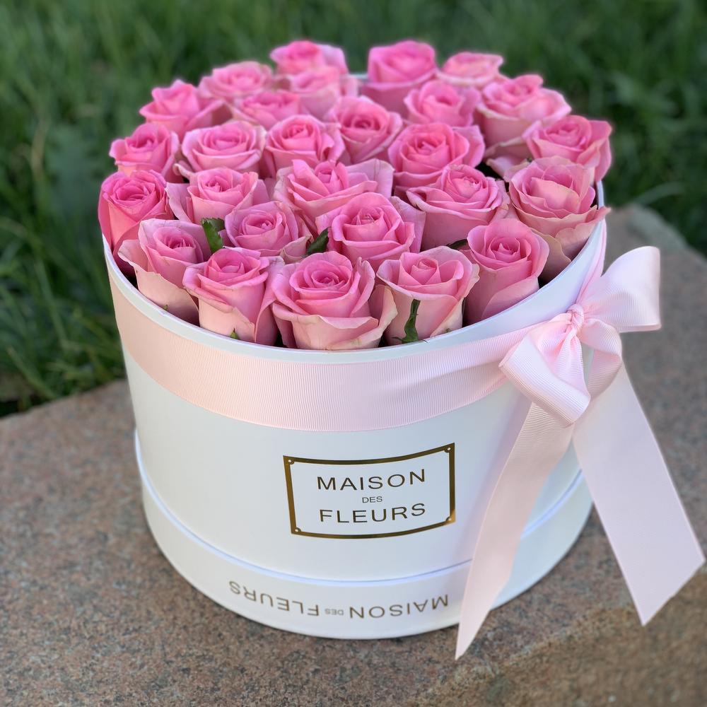 25 розовых роз в белой коробке