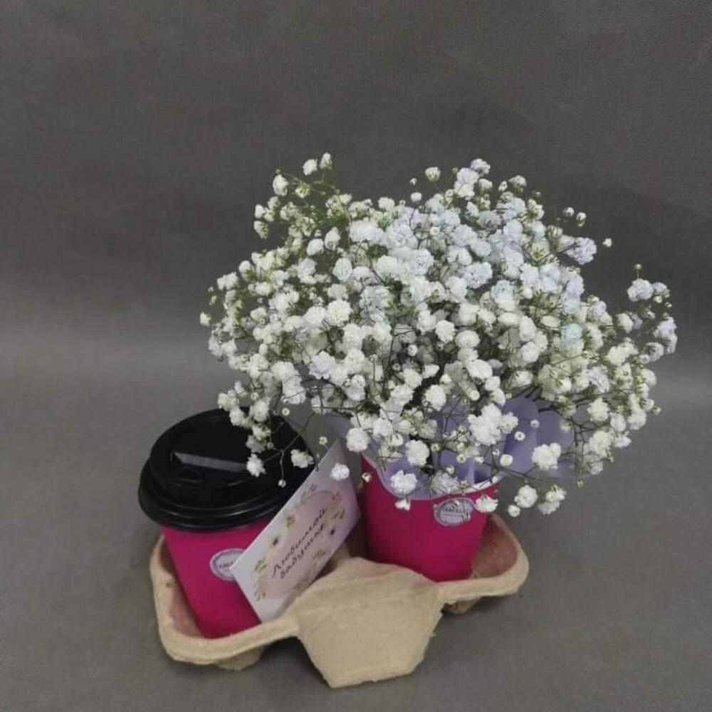 Кофе и композиция с гипсофилой