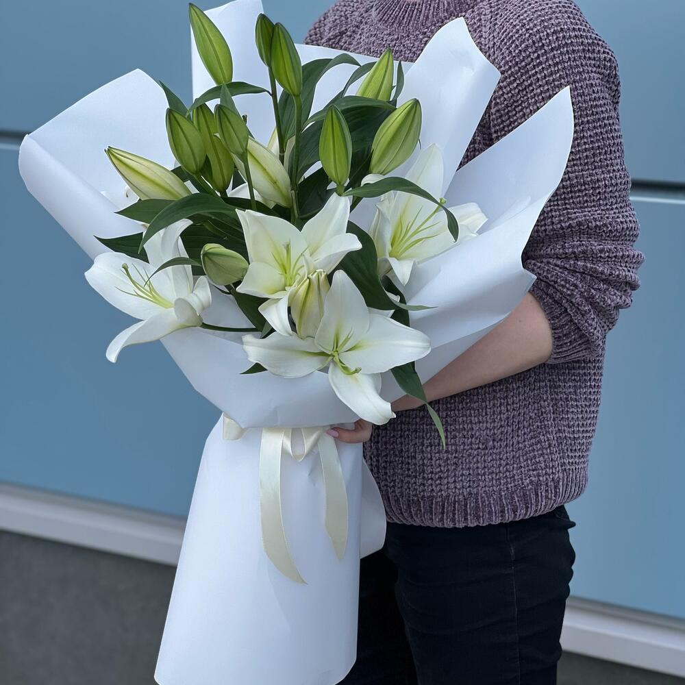 3 ветки белой лилии