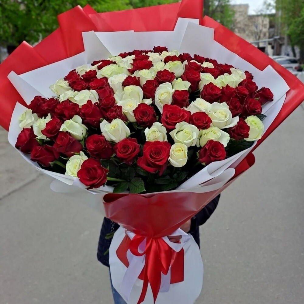 101 красная и белая роза