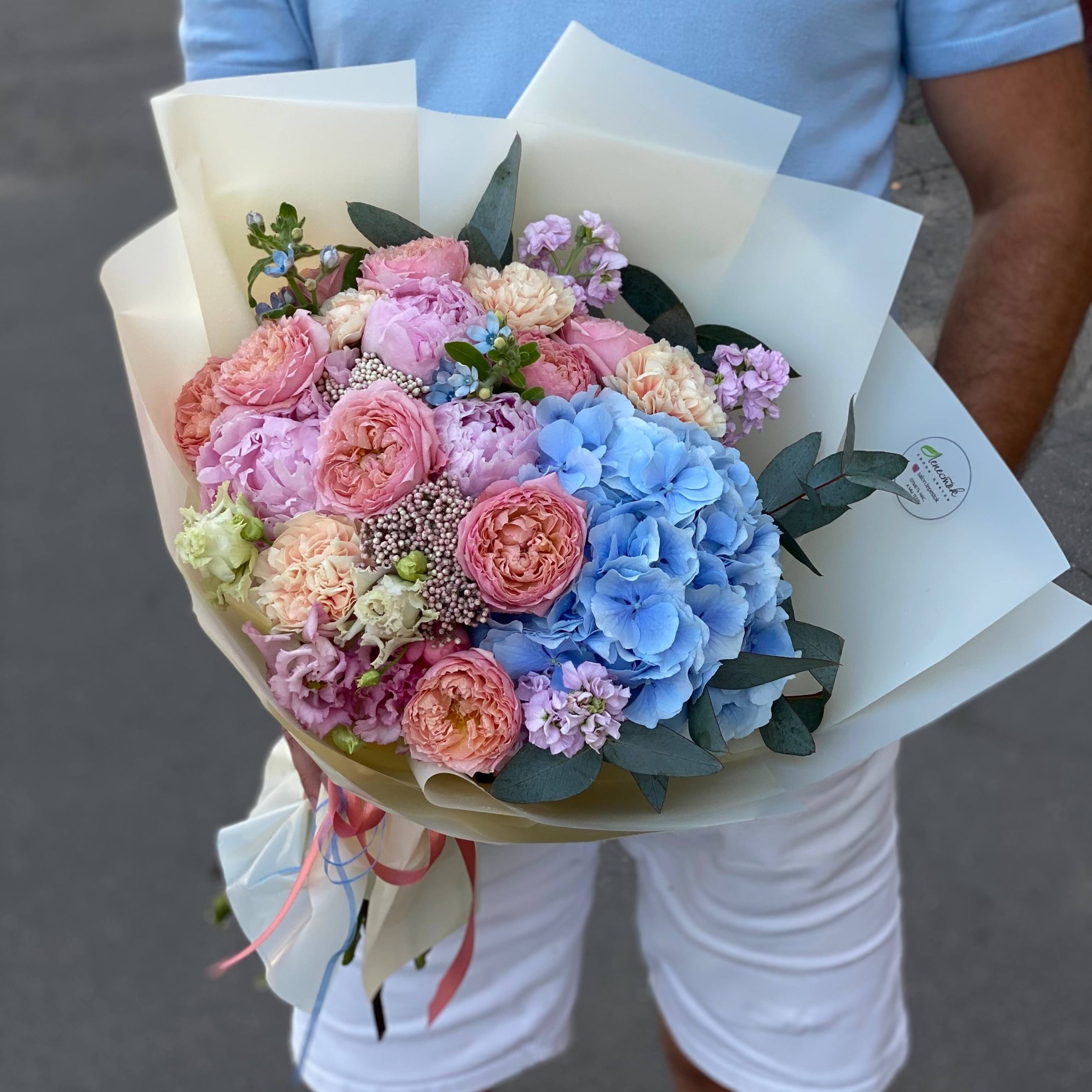 Букет из голубой гортензии, пионов и пионовидных роз