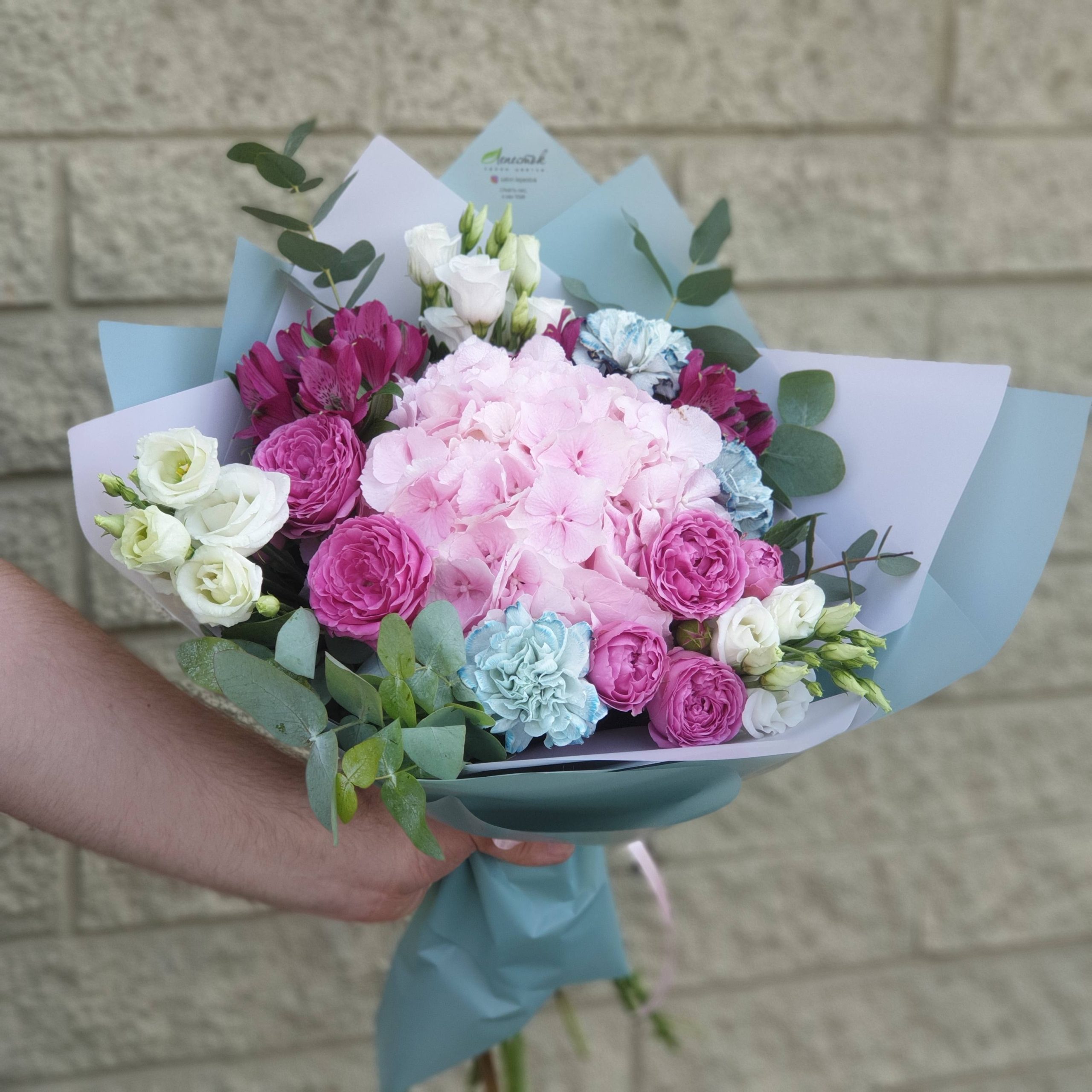 Букет из гортензии, гвоздик и пионовидных роз