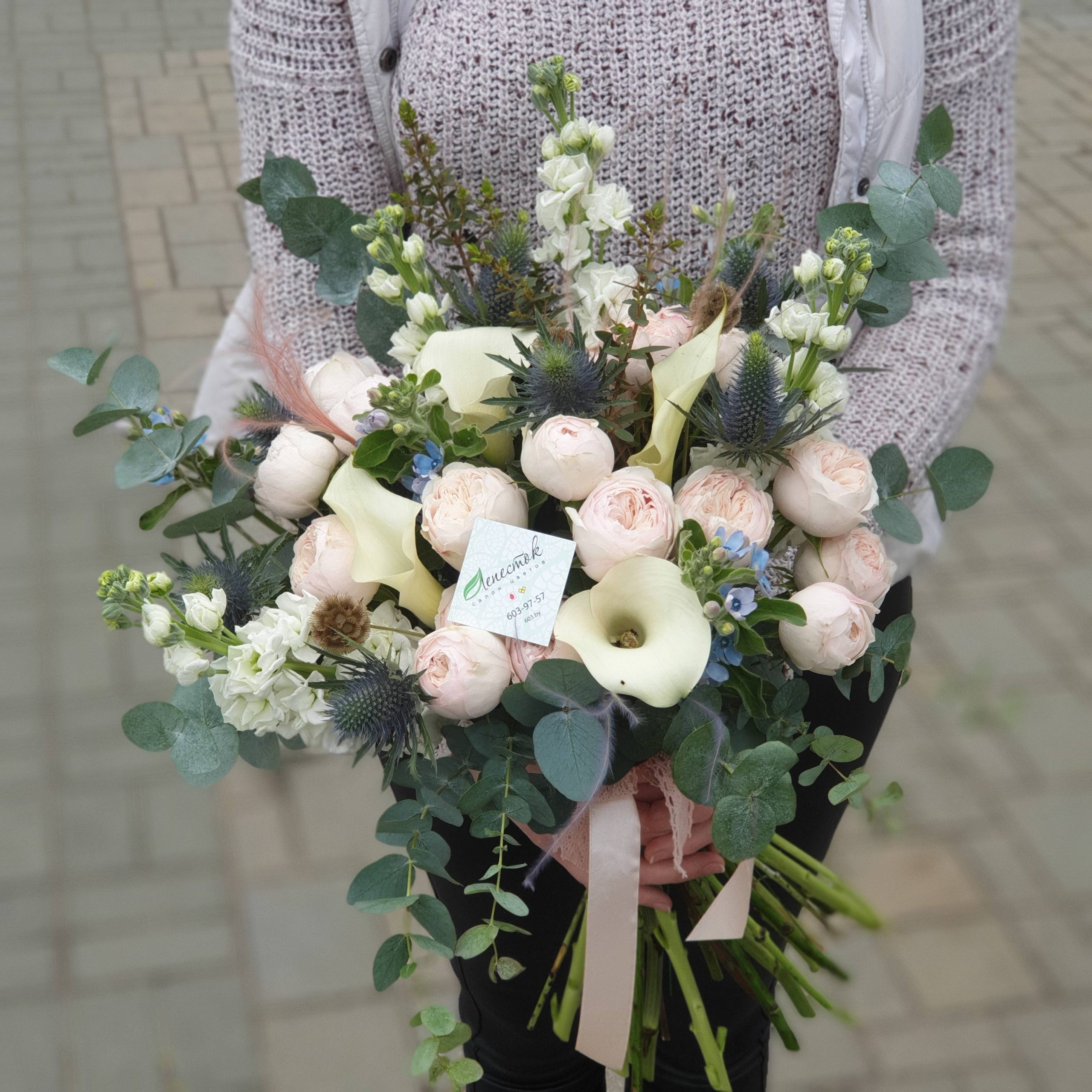 Букет растрепыш из калл, пионовидной розы и эрингиума