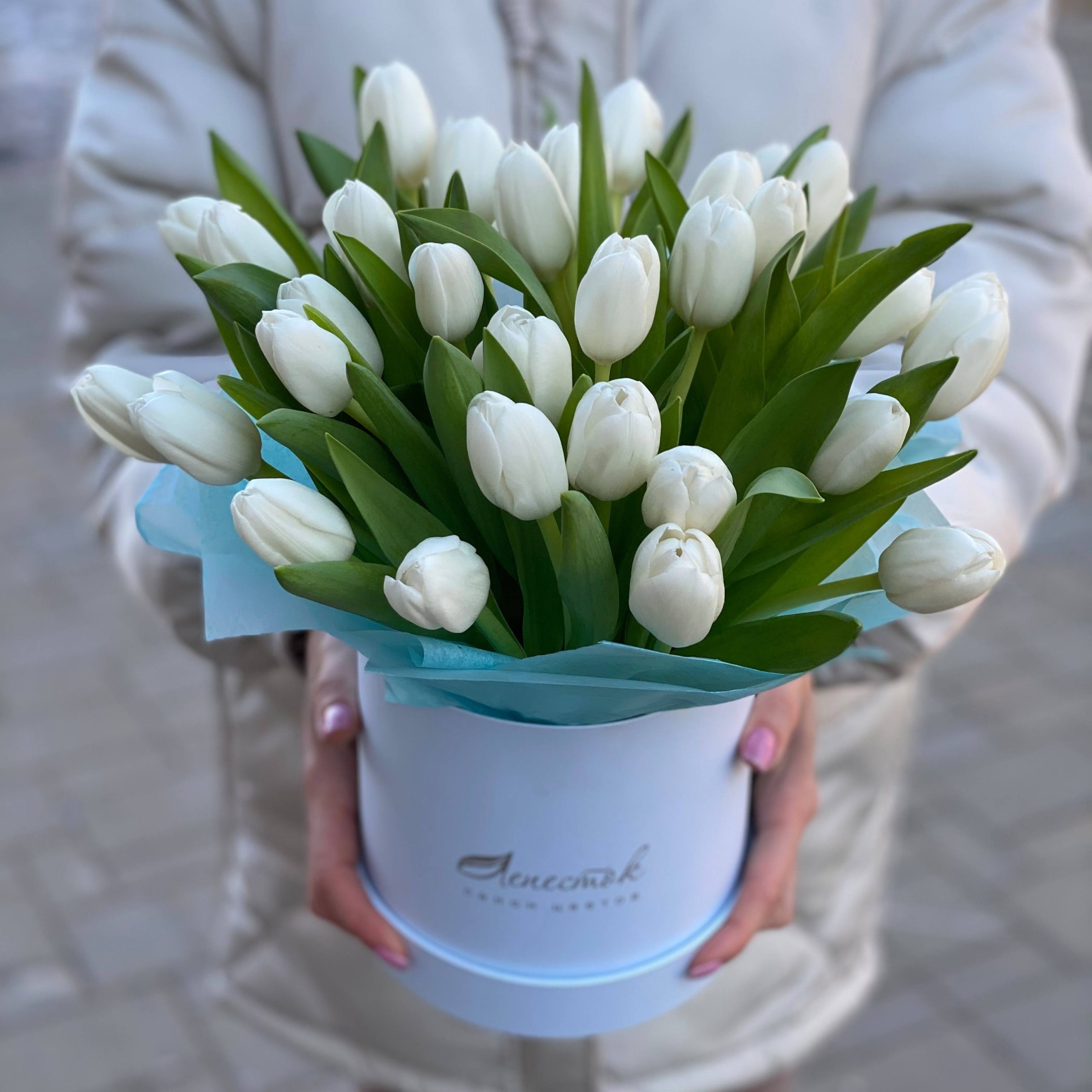 Цилиндр из 35 белоснежных тюльпана